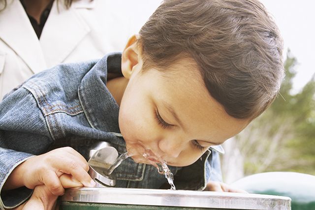 https://cswab.org/wp-content/uploads/2018/10/Boy-drinking-water-fountain-bubbler.jpg